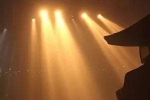 雾港侦探社中雨夜码头与昏黄路灯的画面