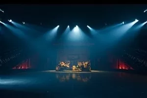 青铜纪年中青铜器纹样与烛火映照的画面