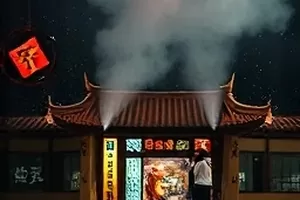 雪线以上中雪坡与登山绳的画面
